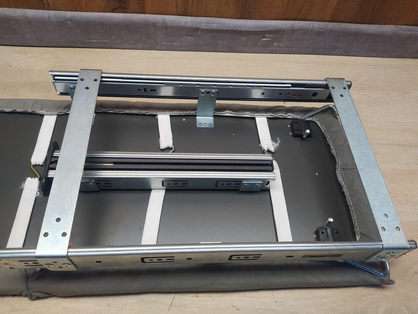 Emuca Bügelbrett für Möbel klappbar, gedämpftes System, 890x300mm, I36863
