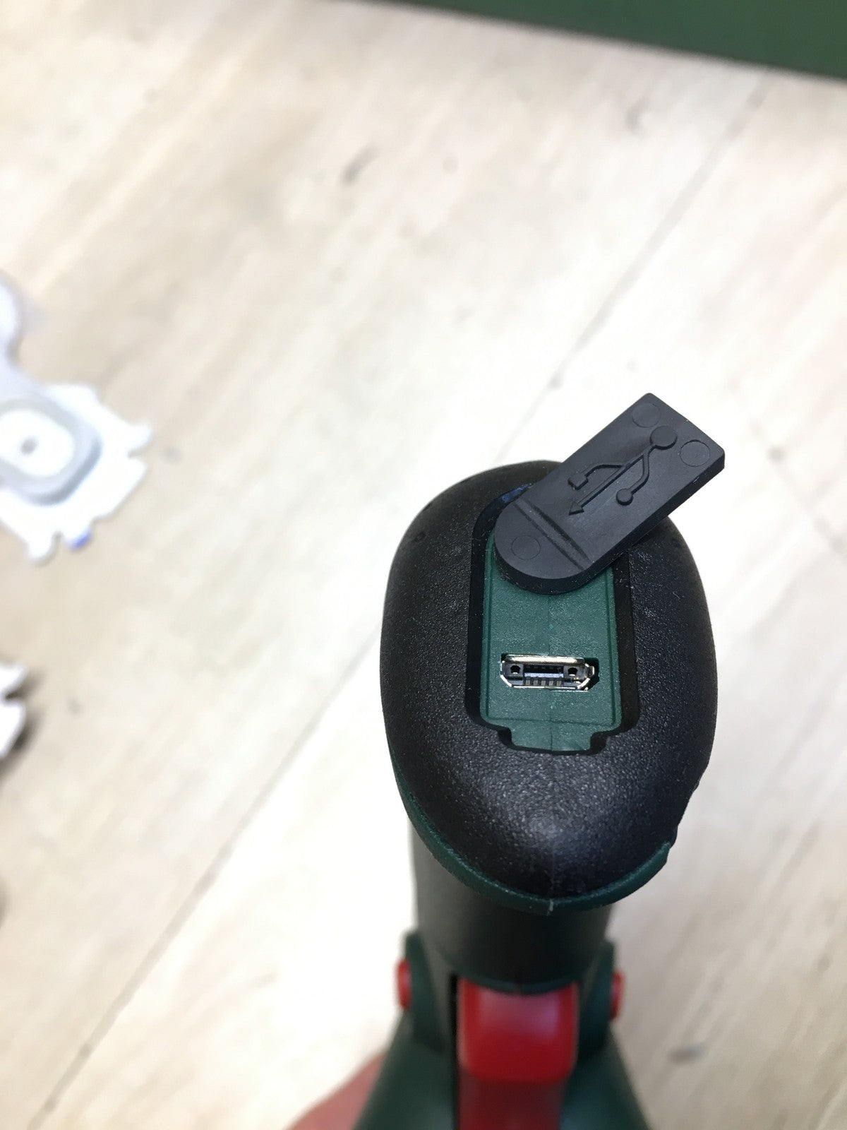 Bosch Gartenschere EasyShear, integrierter 3,6 V Akku, 12 cm / 8 cm, I36795