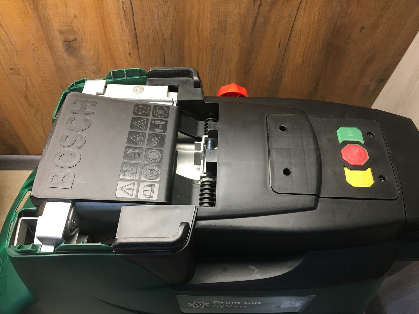 Bosch Leisehäcksler AXT 25 D, 2.500 W, für Hartholz und Dornensträucher, I38270