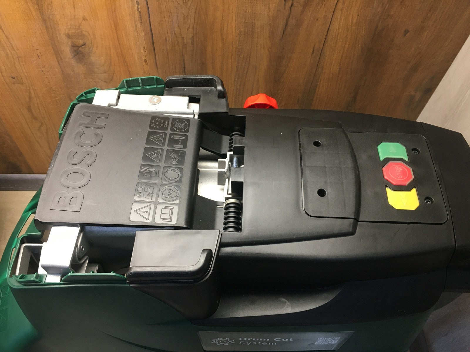 Bosch Leisehäcksler AXT 25 D, 2.500 W, für Hartholz und Dornensträucher, I38270