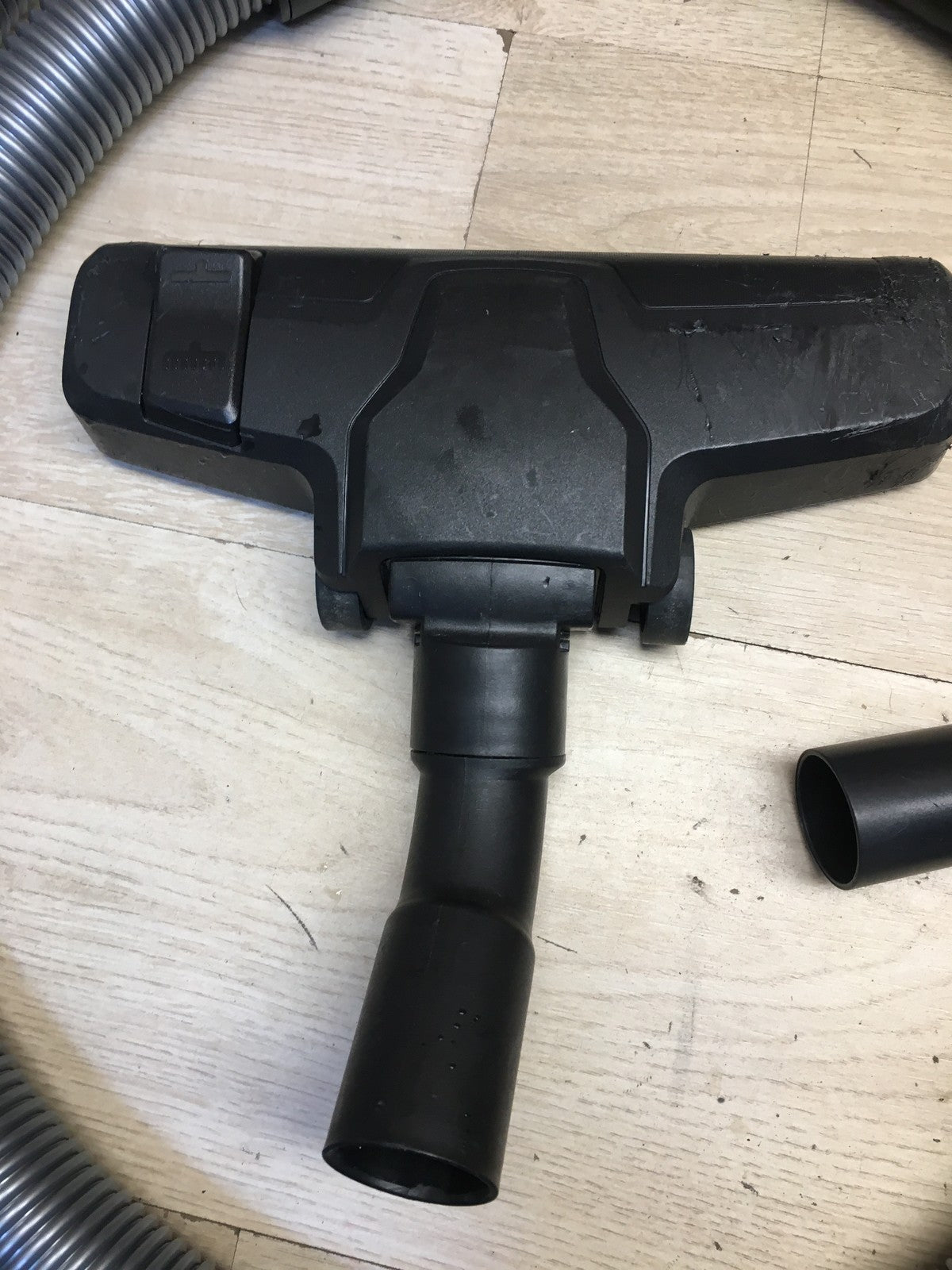 Bosch Serie 2 Staubsauger beutellos BGC05A220A, 700W, I39736