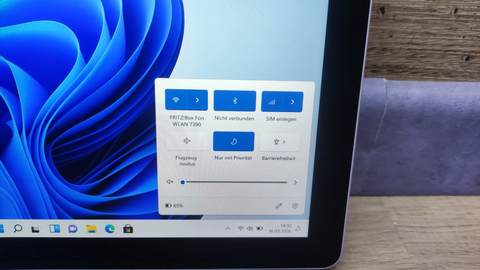 Microsoft Surface Go Tablet 10" 1800x1200 Touch Pentium 4415Y 8GB 128GB SSD LTE