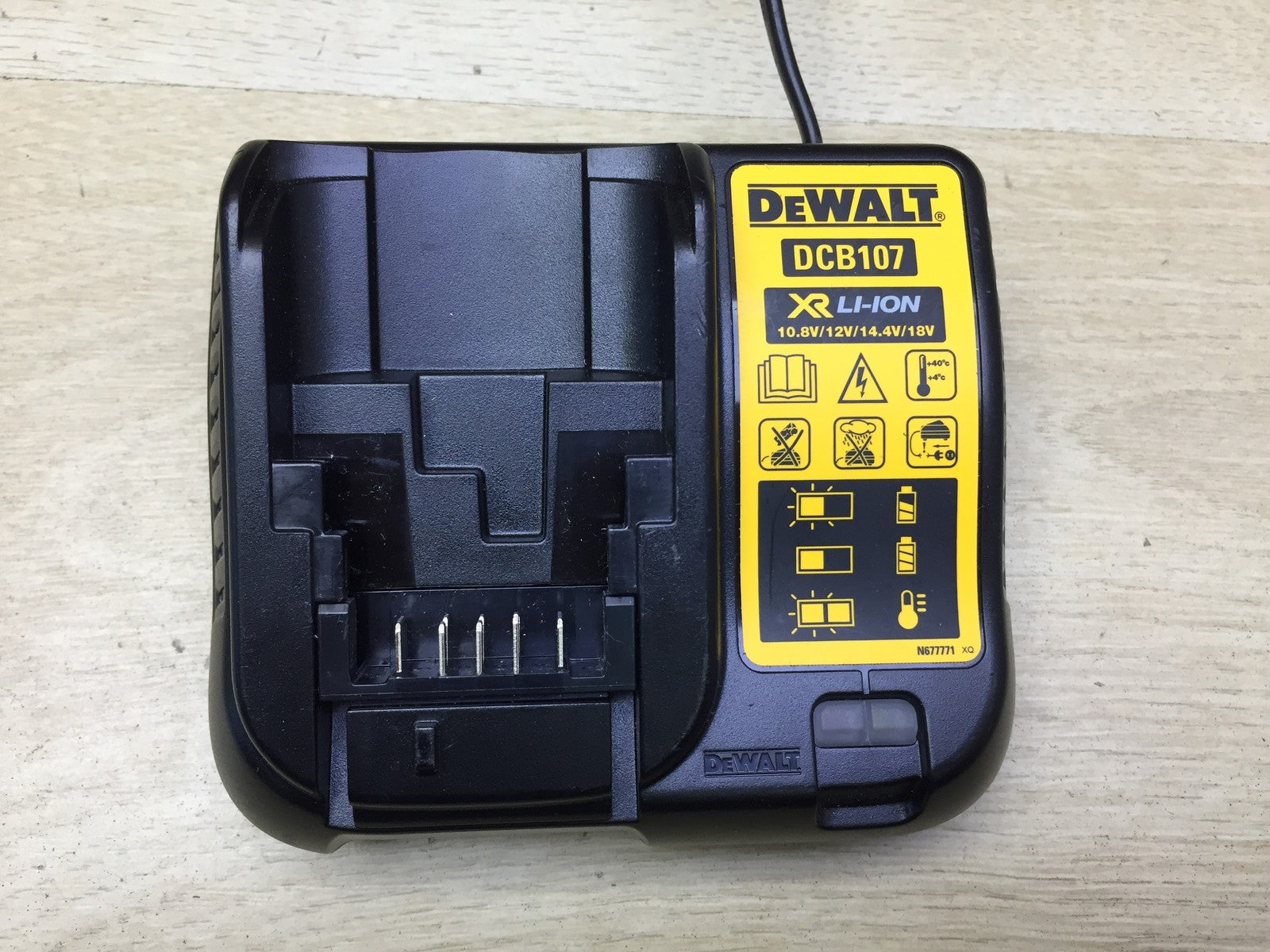 Dewalt Kreuzlinienlaser DCE089G ohne Akku, mit Ladegerät, I33955