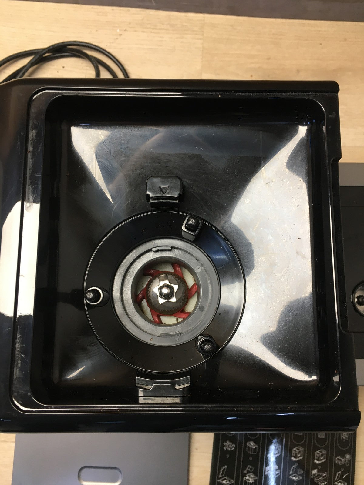 ZACHVO CM9002I-GS Kaffeevollautomat mit Milchbehälter, 20 Bar, I35992