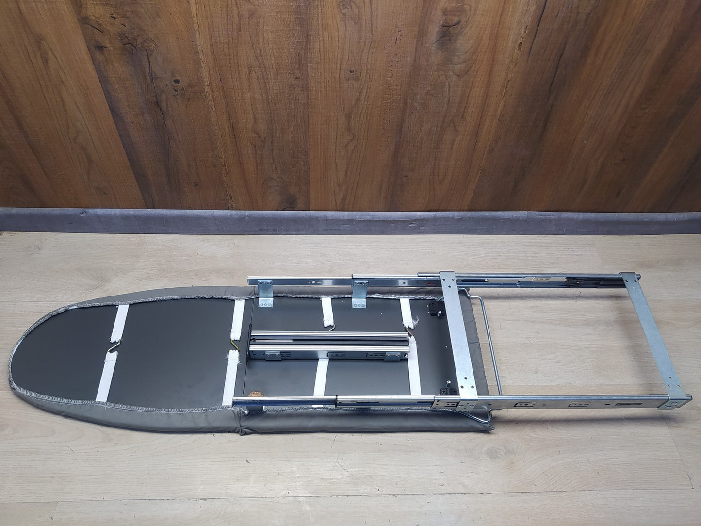 Emuca Bügelbrett für Möbel klappbar, gedämpftes System, 890x300mm, I36863