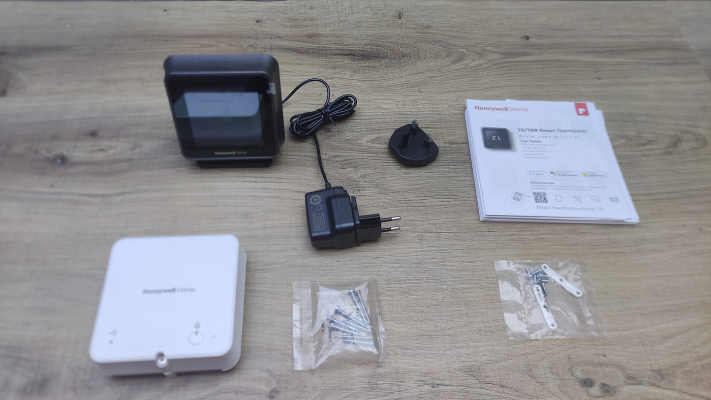 Honeywell Lyric T6R Wi-Fi Raumthermostat mit Empfängerbox, Tischhalter, I38687