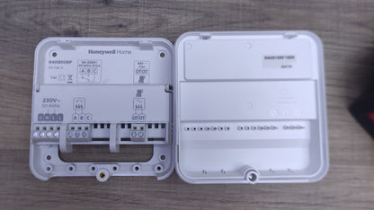Honeywell Lyric T6R Wi-Fi Raumthermostat mit Empfängerbox, Tischhalter, I38687