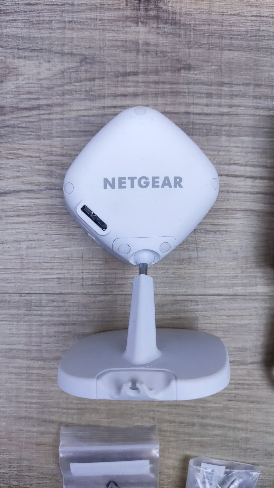 Netgear Arlo Q Plus 1080p HD-Sicherheitskamera PoE PD VMC3040S, I36532