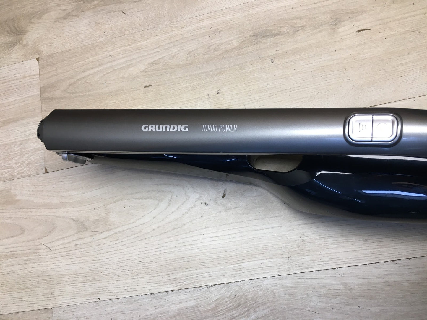 Grundig GMS2500 2 in 1 Akku-Stab-/Handstaubsauger VCH 9832, I36231