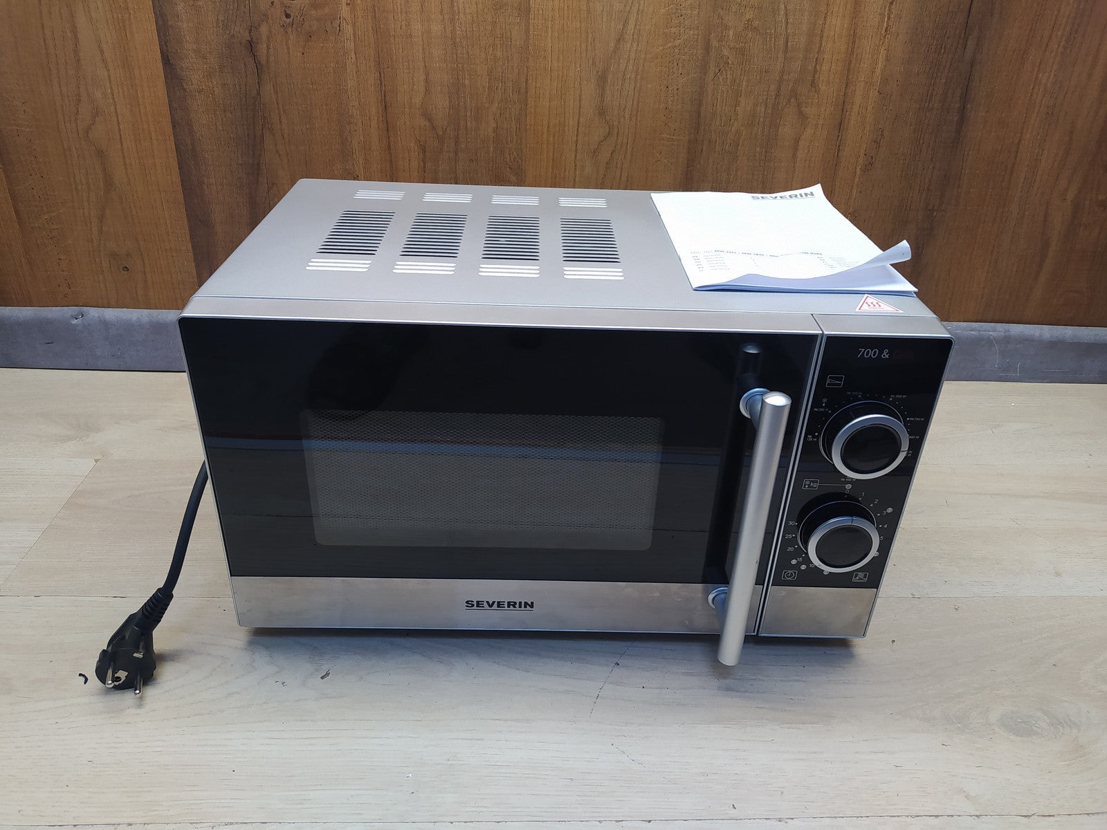 SEVERIN MW 7874 Mikrowelle mit Grill 700 W, 9 Automatikprogrammen, I36421