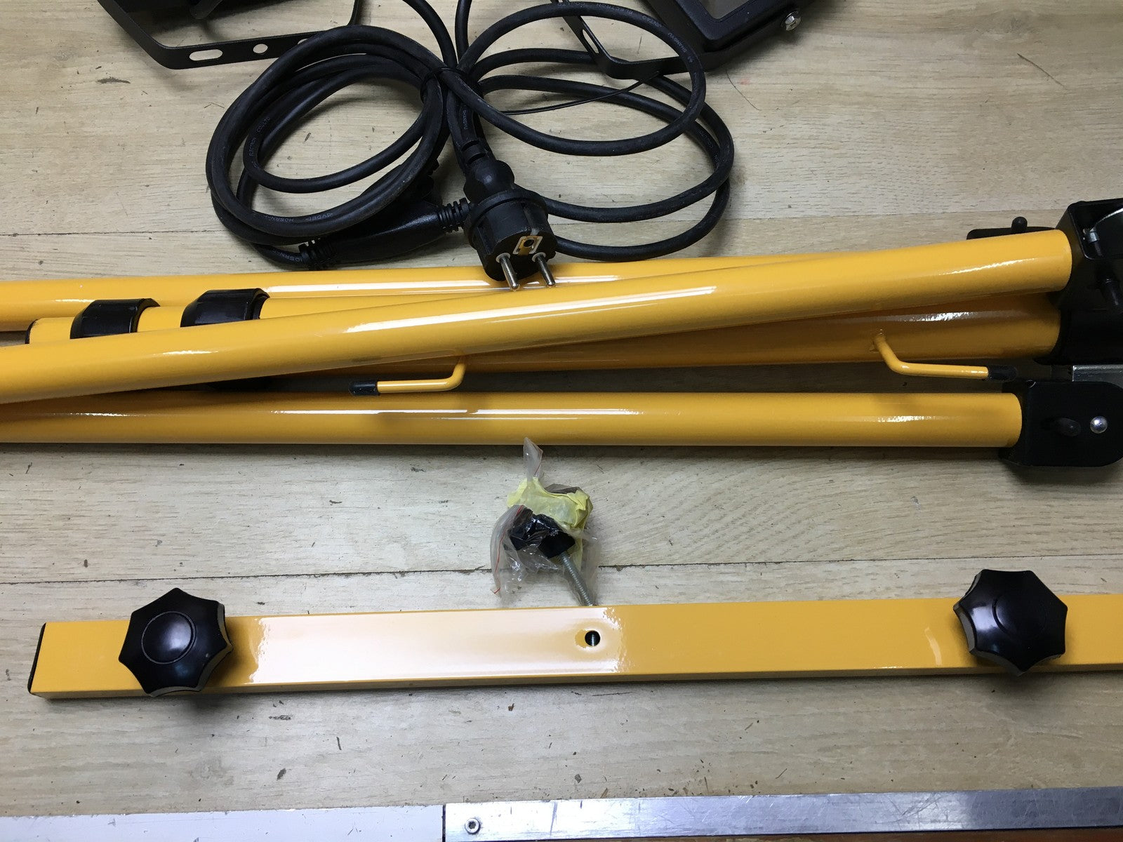 Kopp LED Baustrahler 2x 20 Watt mit höhenverstellbarem Teleskopstativ, I35719