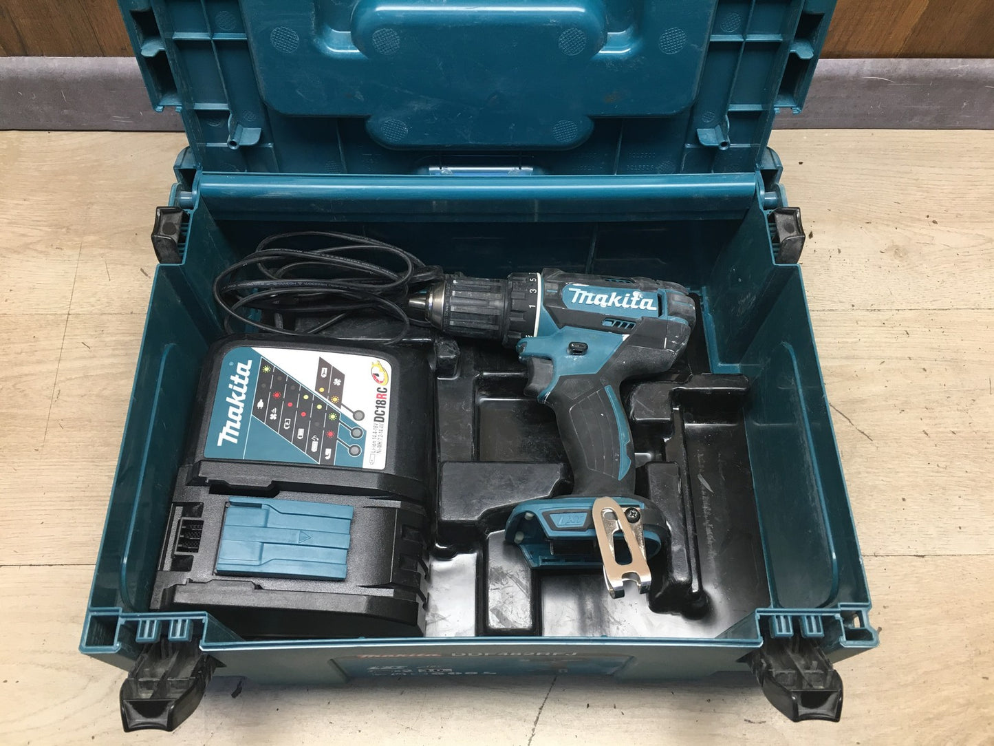 Makita DDF482 Akku-Bohrschrauber ohne Akkus, mit Ladegerät, I38204