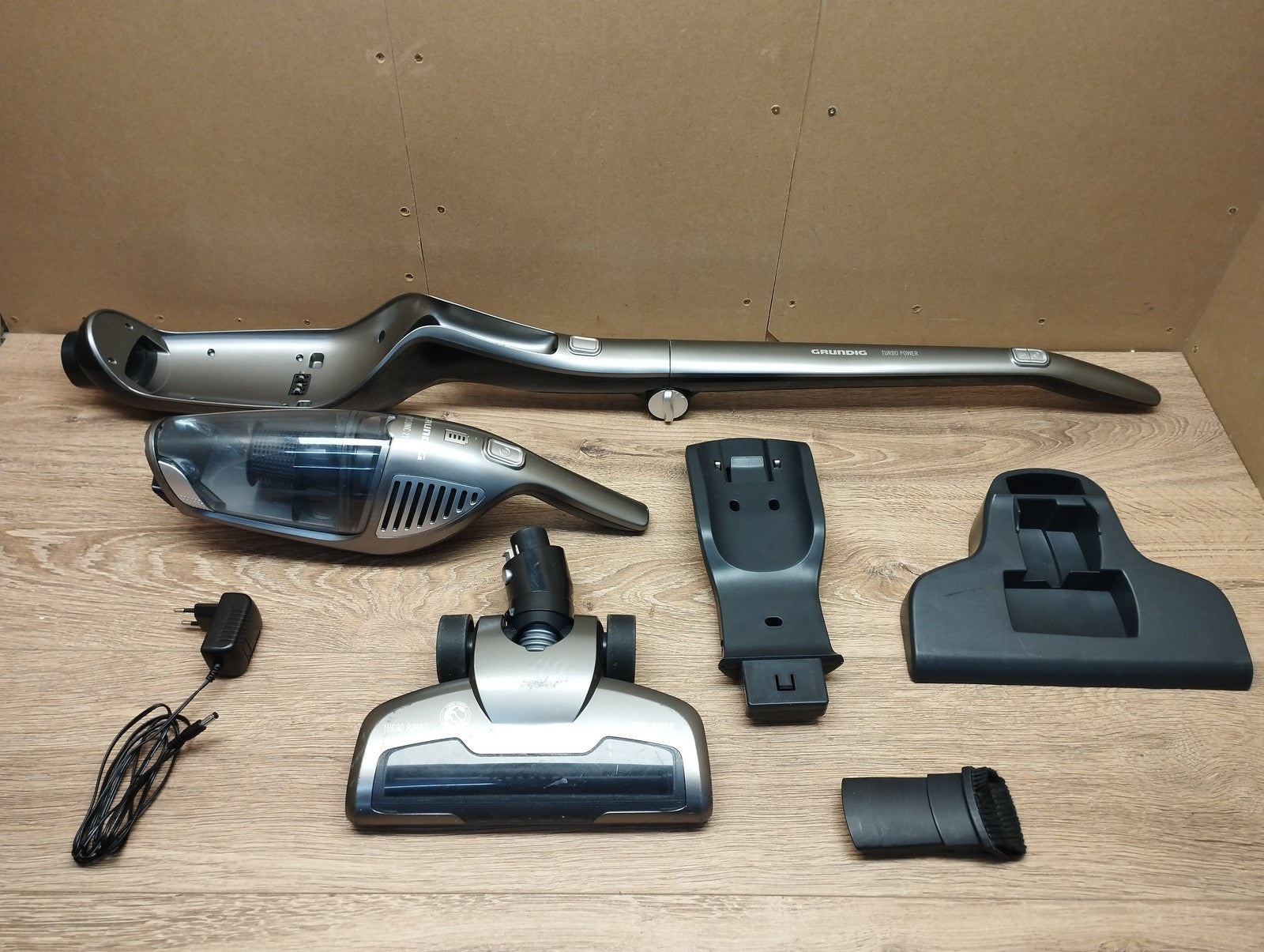 Grundig GMS2500 2 in 1 Akku-Stab-/Handstaubsauger VCH 9832, I39628