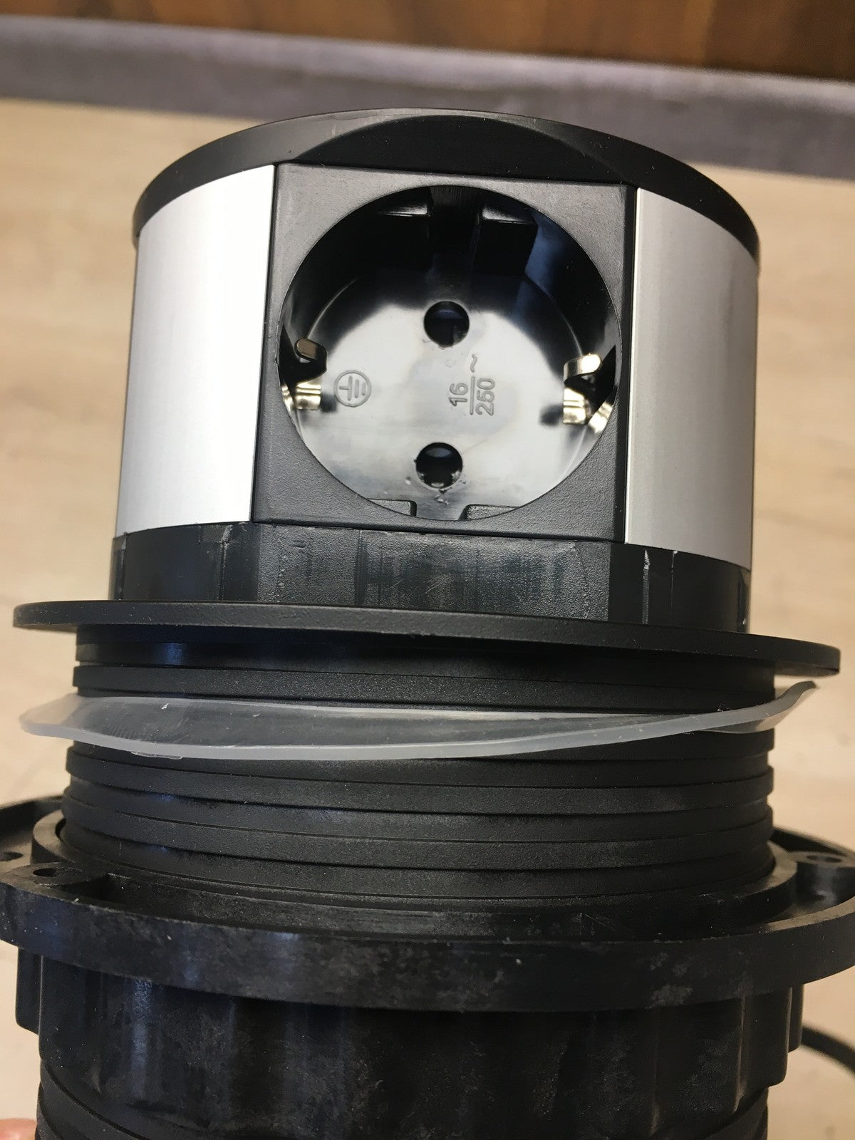 Emuca 5221214 Vertikal Push abnehmbare Mehrfachsteckdose, 100mm, I38252