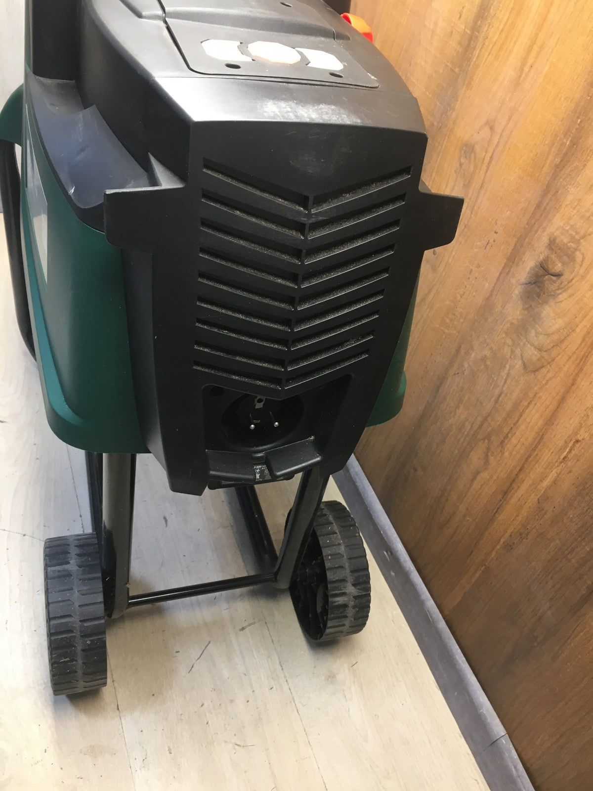 Bosch Leisehäcksler AXT 25 D, 2.500 W, für Hartholz und Dornensträucher, I38221
