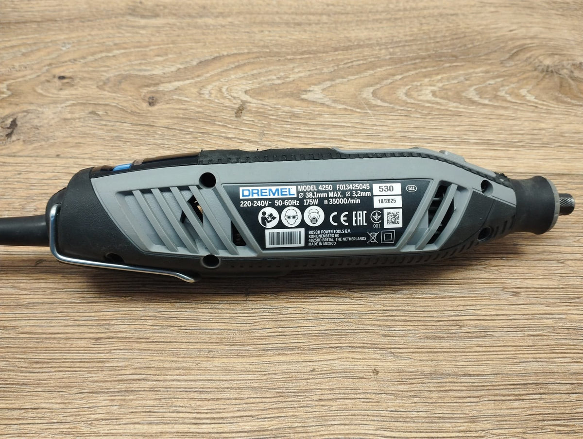 Dremel 4250 Rotationswerkzeug mit 3 Vorsatzgeräten und Zubehörset