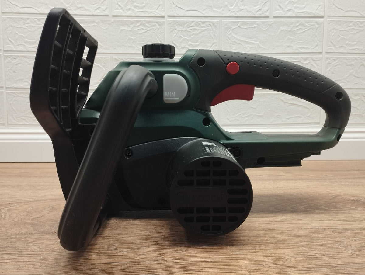 Bosch DIY UniversalChain 18 Akku-Kettensäge solo (06008B8001)