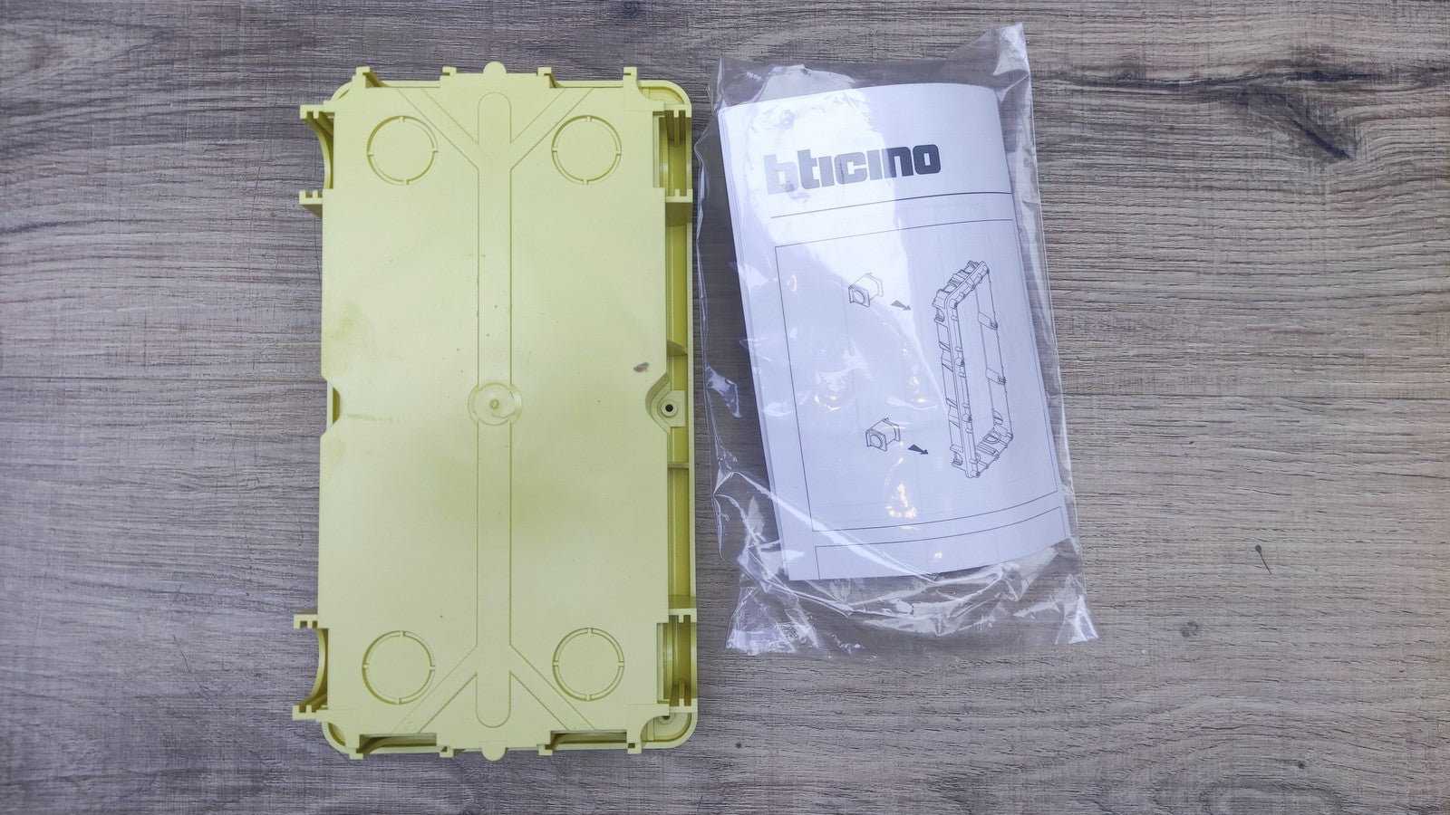 BTICINO 350020 Unterputzkasten für SFERA oder LINEA3000 Türstationen, I37991