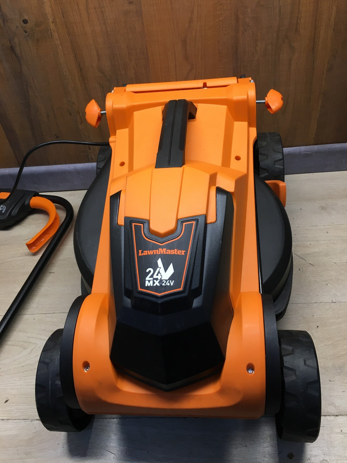 LawnMaster CLMF2434G Akku-Rasenmäher 24V, 34cm, mit 2x Akku, I37048