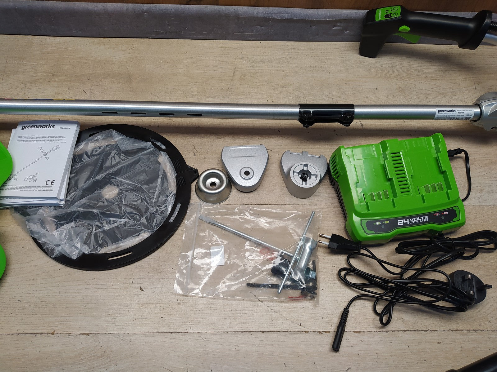 Greenworks Akku-Freischneider GD24X2BCB, ohne Akkus, mit Ladegerät, I38001