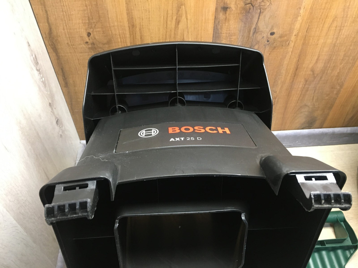 Bosch Leisehäcksler AXT 25 D, 2.500 W, für Hartholz und Dornensträucher, I38270