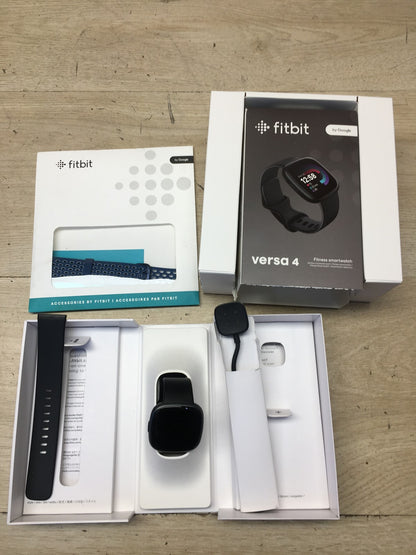 Fitbit Versa 4 Smartwatch mit Sportarmband, I39219