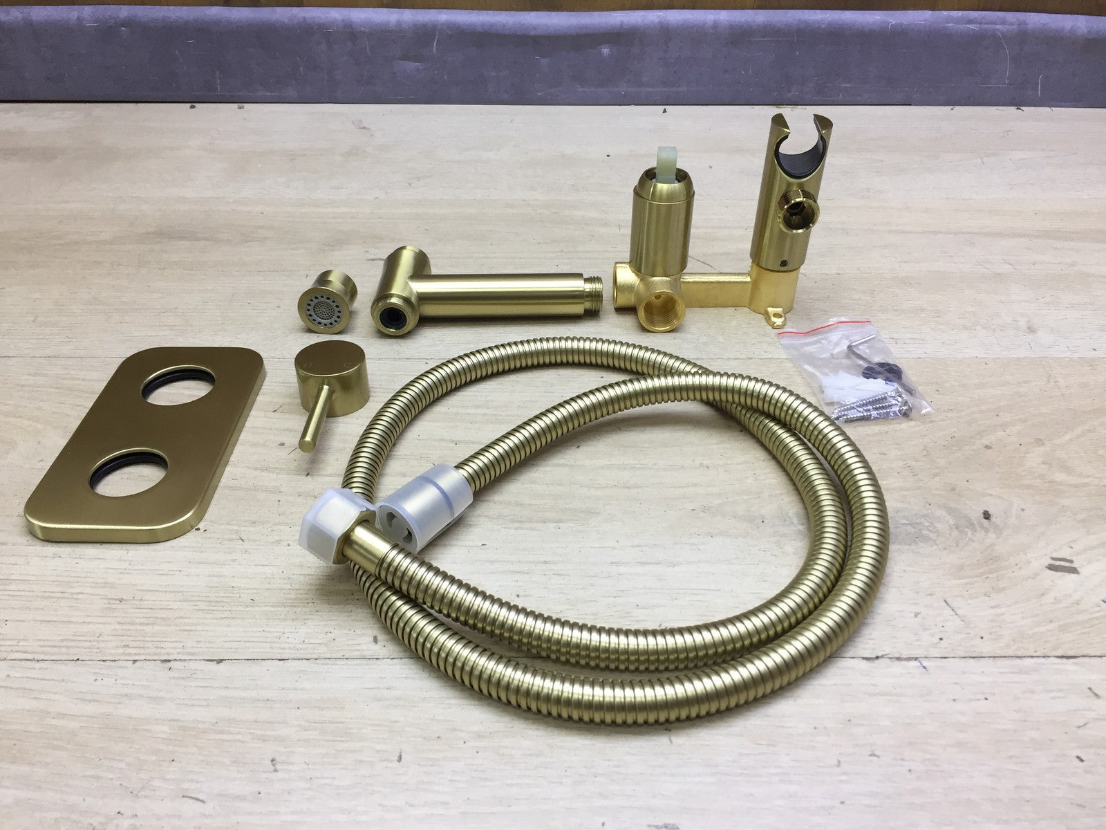 TRUSTMI BE02196BG Bidet-Wasserhahn aus Messing, verdeckt, I32938