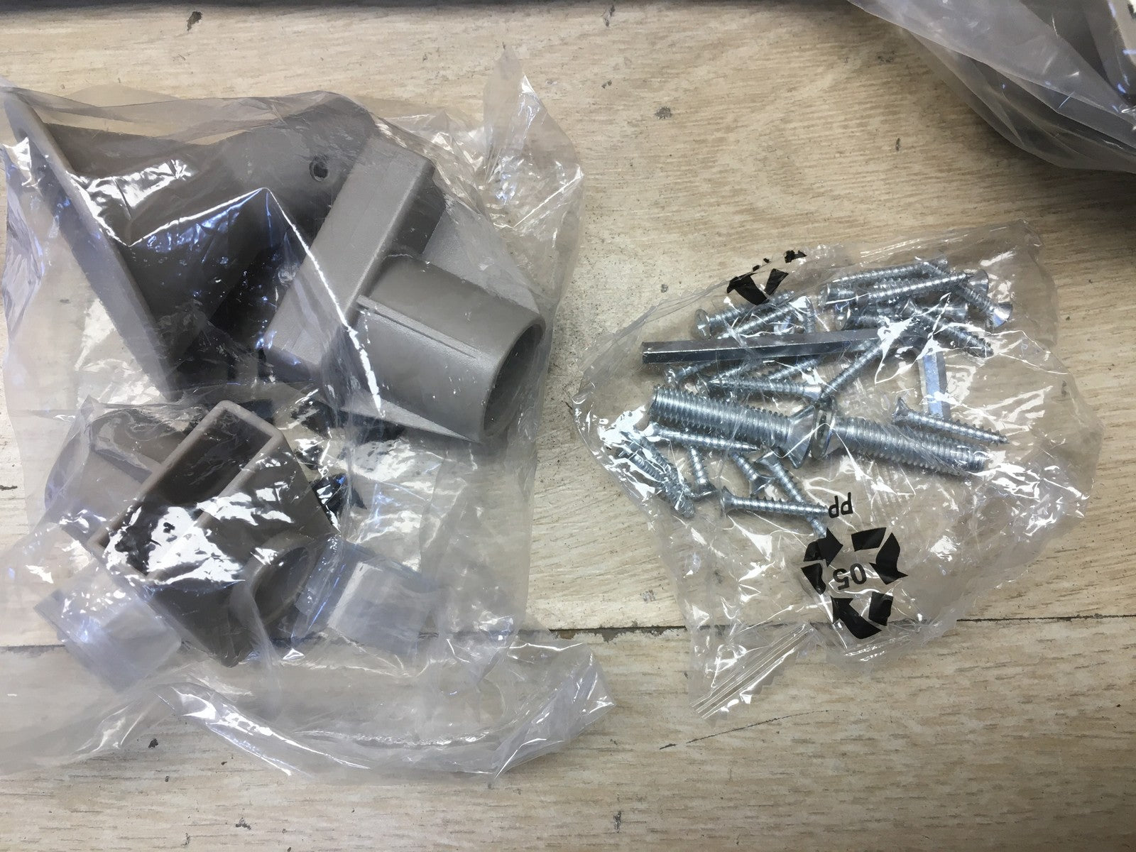 Emuca 9283849 Kleiderlift für Schrank, Ausziehbar 600-830mm Breite, I37552