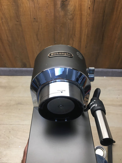 De'Longhi EC685.BK Espressomaschine mit Milchaufschäumer, I39727