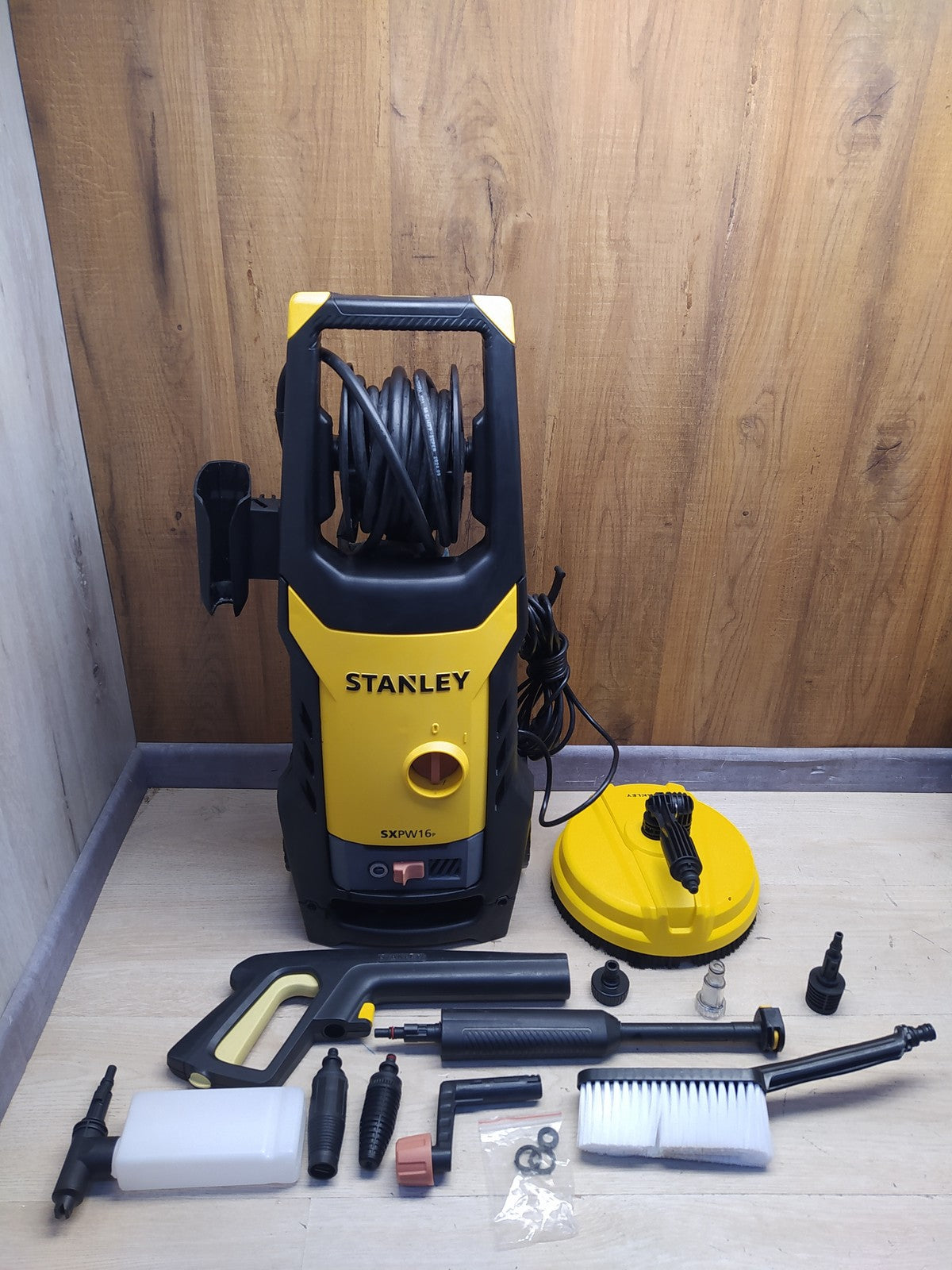 Stanley Hochdruckreiniger SXPW16PE mit Patio Cleaner Deluxe und Bürste, I36823
