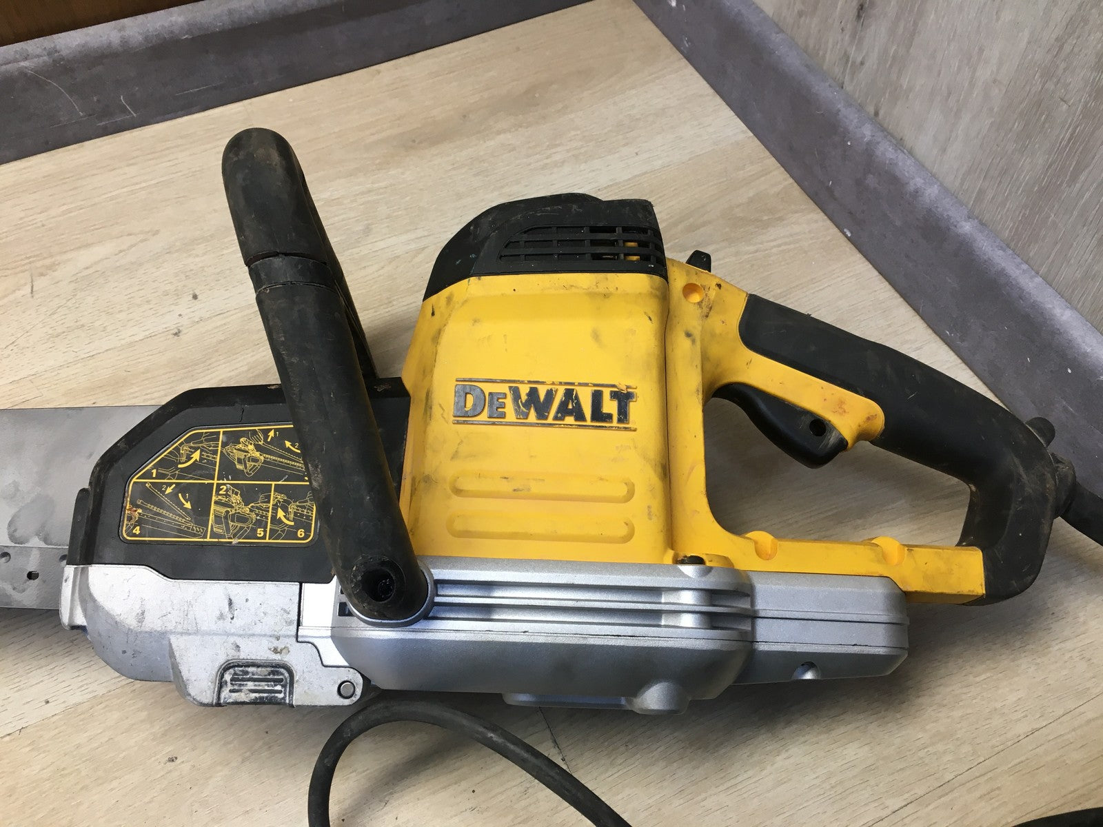 DeWalt DWE397 Alligator Spezial-Säge 1700 W für Hochlochziegel, I37790