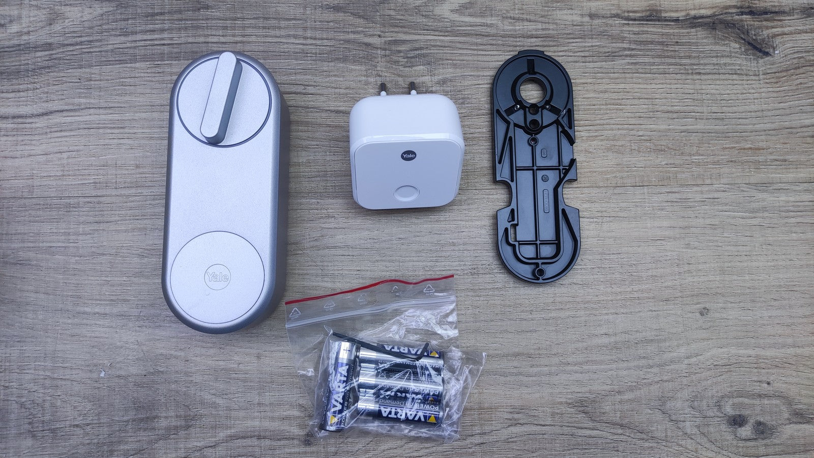 Bosch Smart Home, Yale Linus Smart Lock Türschloss mit Wi-Fi Bridge, I36269