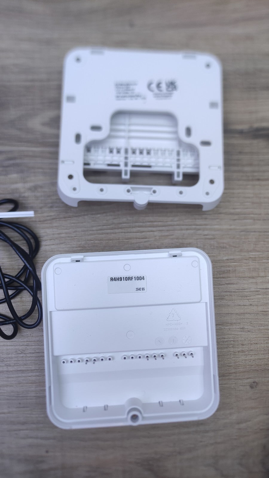 Honeywell Lyric T6R Wi-Fi Raumthermostat mit Empfängerbox, Tischhalter, I38664