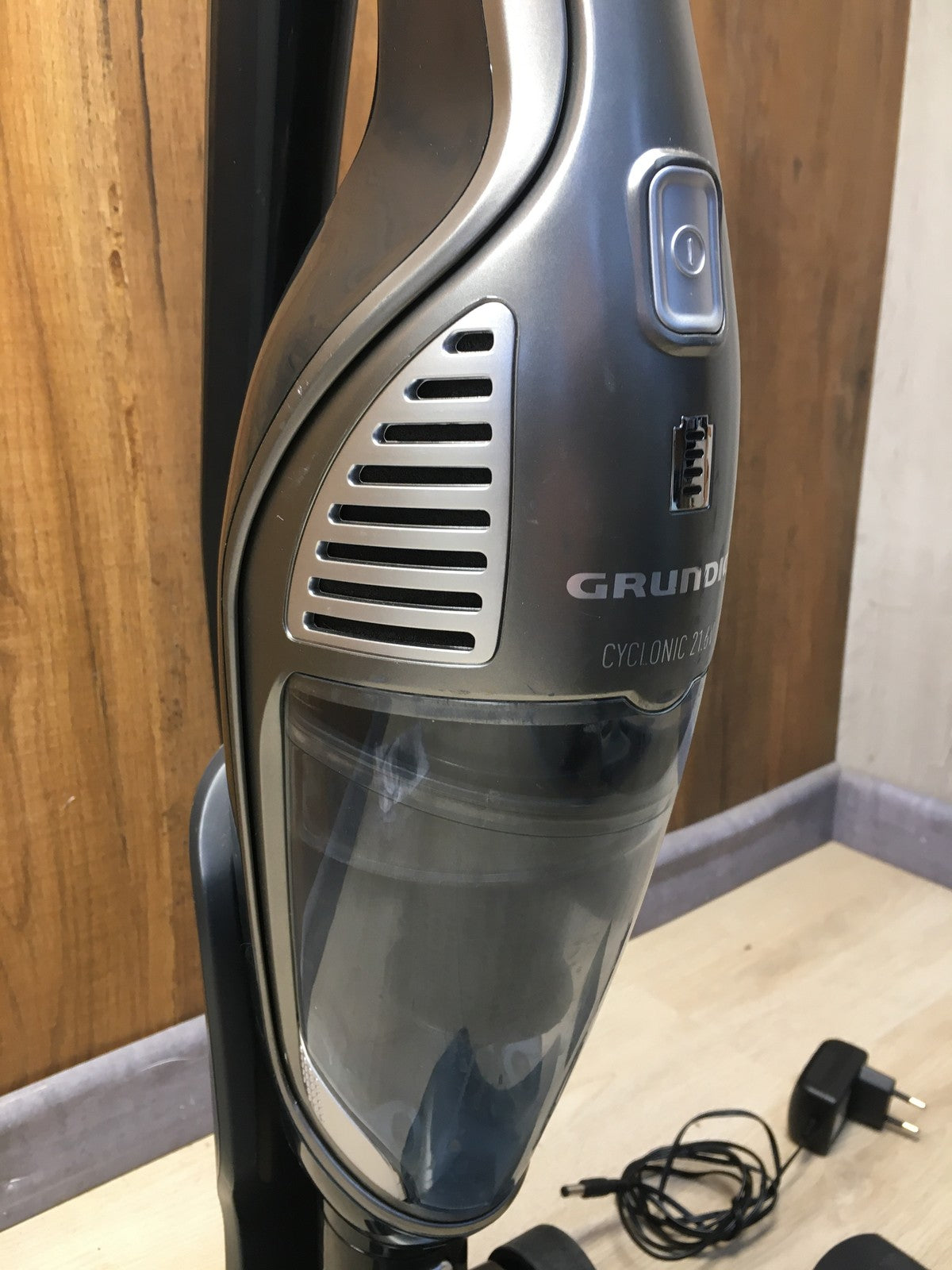 Grundig GMS2500 2 in 1 Akku-Stab-/Handstaubsauger VCH 9832, I36231