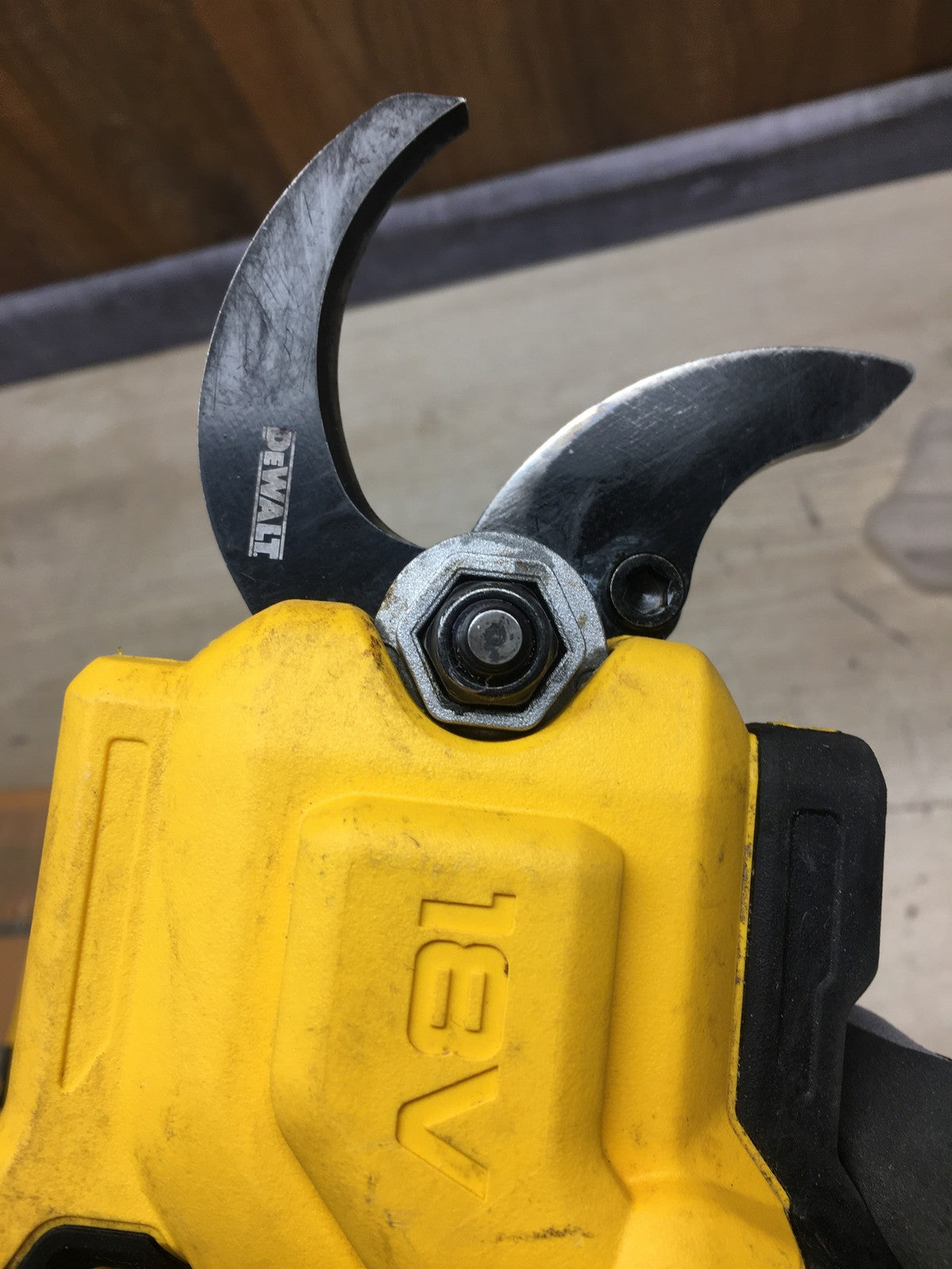 DEWALT Akku-Astschere DCMPP568 Solo (18V, 38 mm Schnittkapazität), I41025