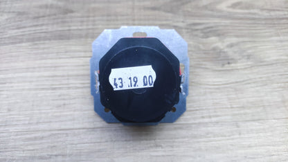 Kopp 8428 LED Dimmer Sockel mit Druck-Wechselschalter, I36179