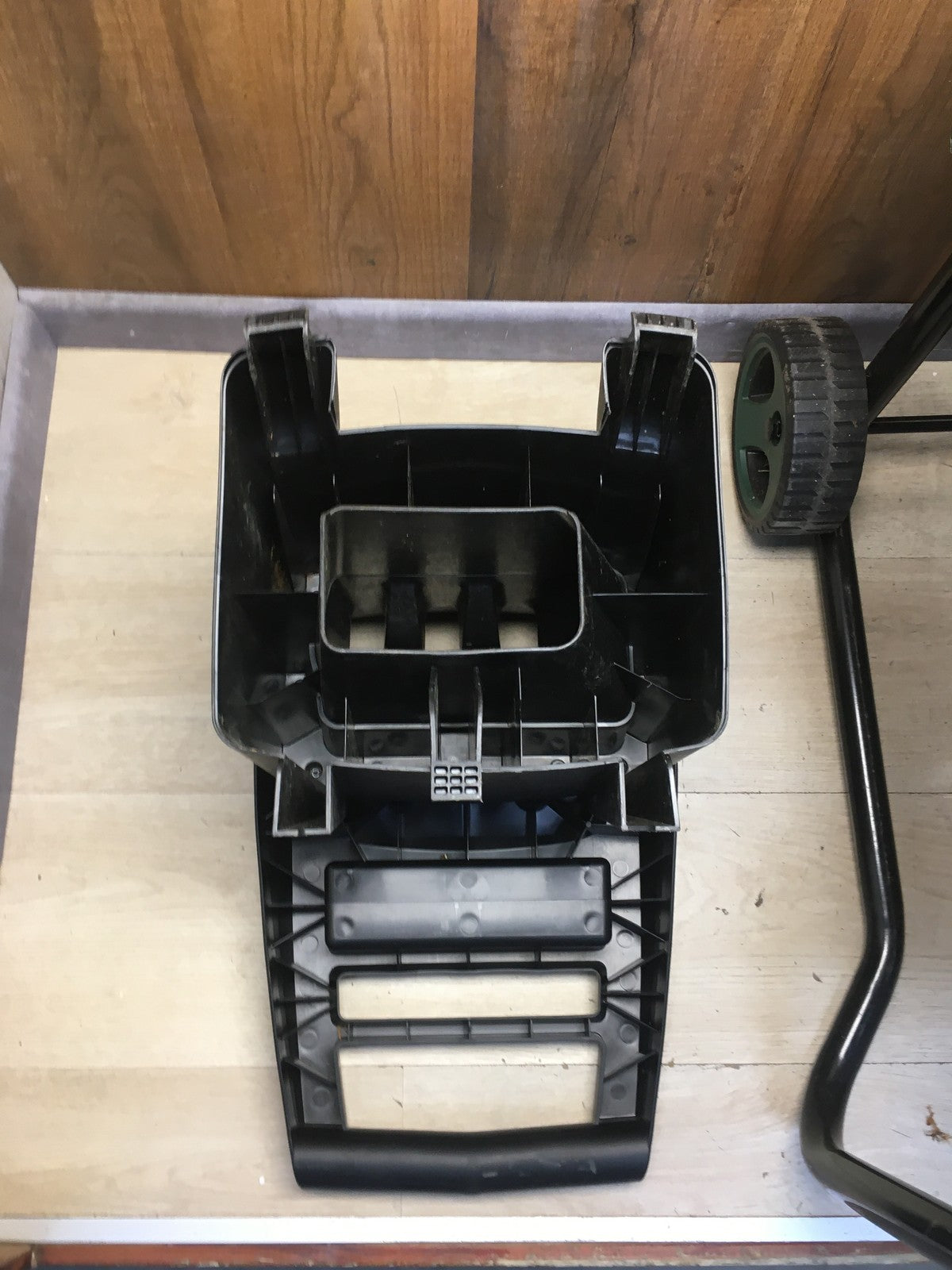 Bosch Leisehäcksler AXT 25 D, 2.500 W, für Hartholz und Dornensträucher, I38221