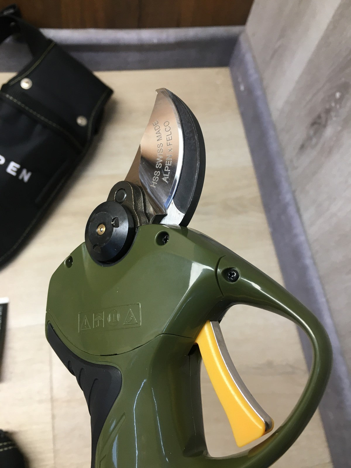 Alpen Swiss Tools Wildhorn 32 Akku-Astschere Ø 32 mm, inkl. 3 Akkus, I38335