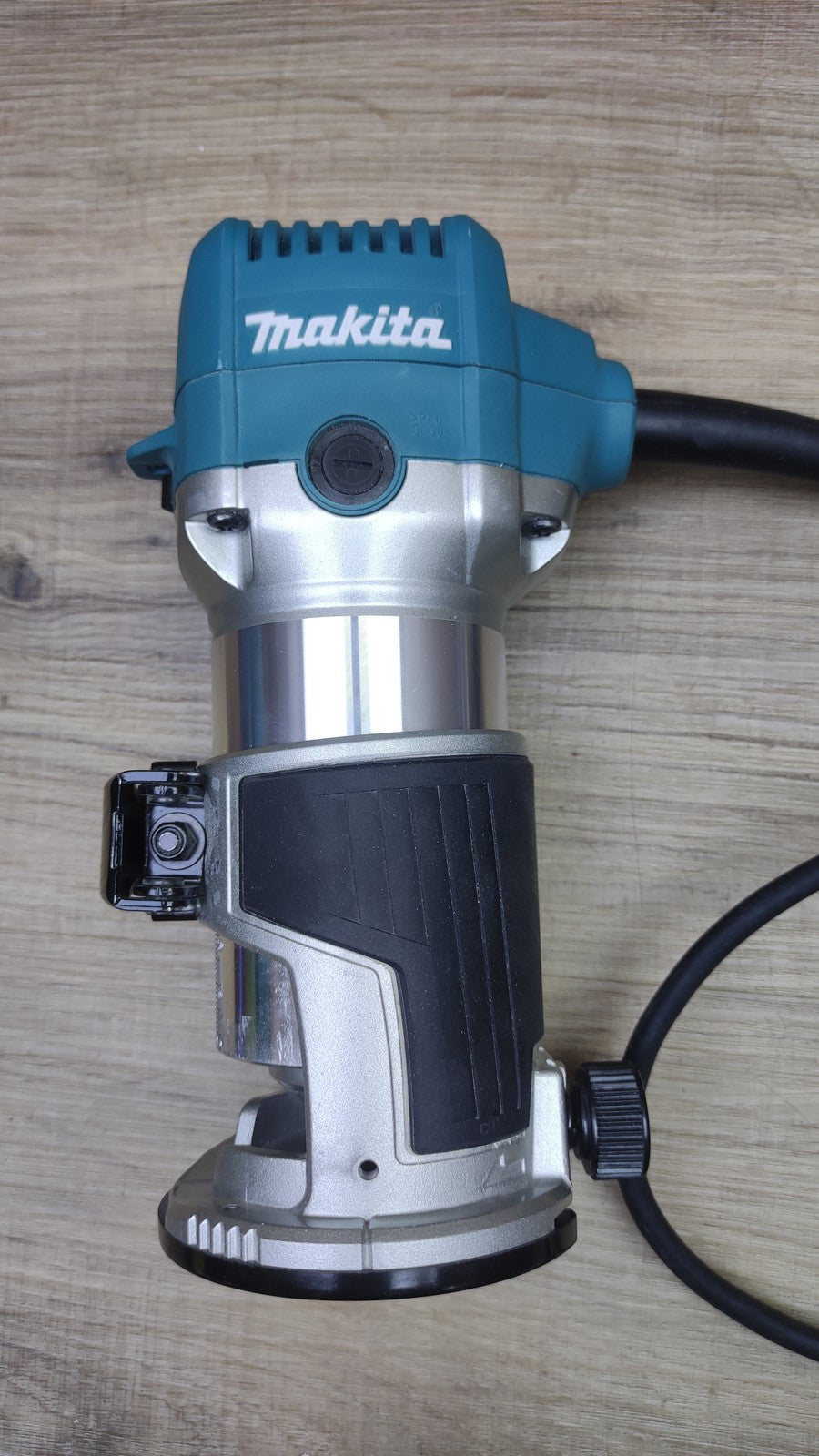 Makita RT0702C Multifunktionsfräse, I40912