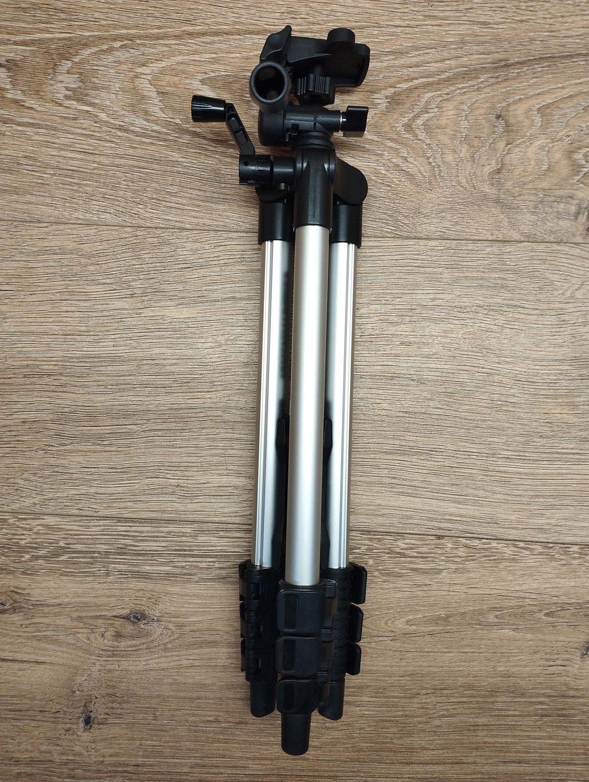 Bosch DIY Quigo Plus Kreuzlaser mit Stativ, I39862
