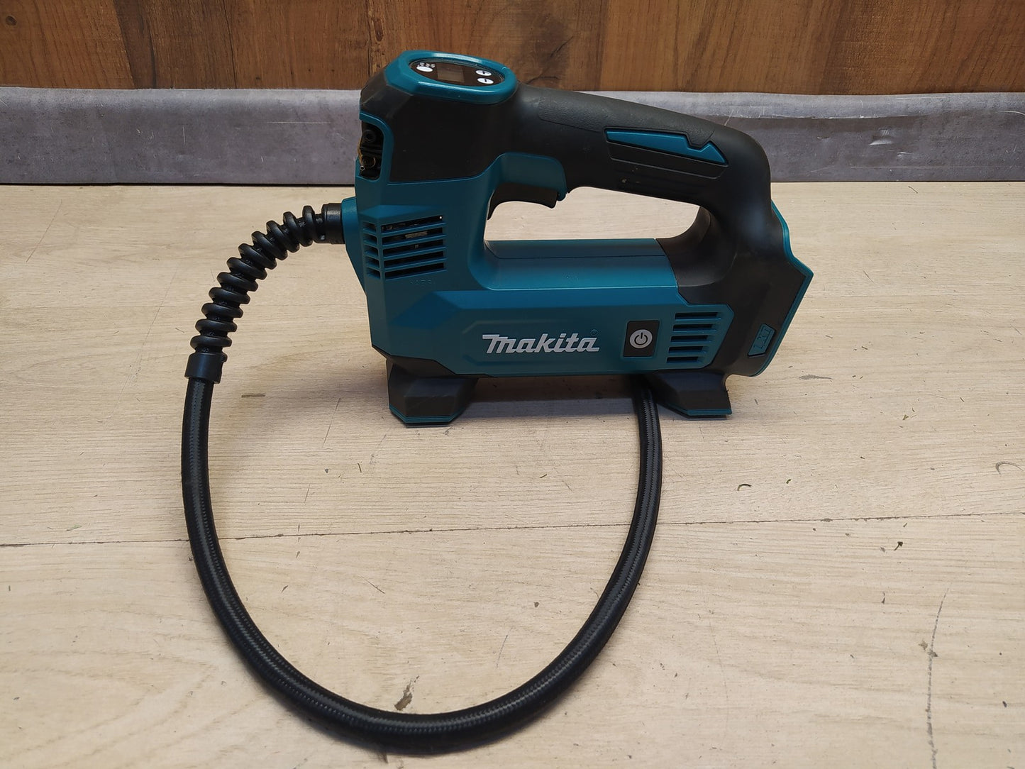 Makita DMP180Z Akku-Kompressor 8,3 bar 18V (ohne Akku, ohne Ladegerät), I37911