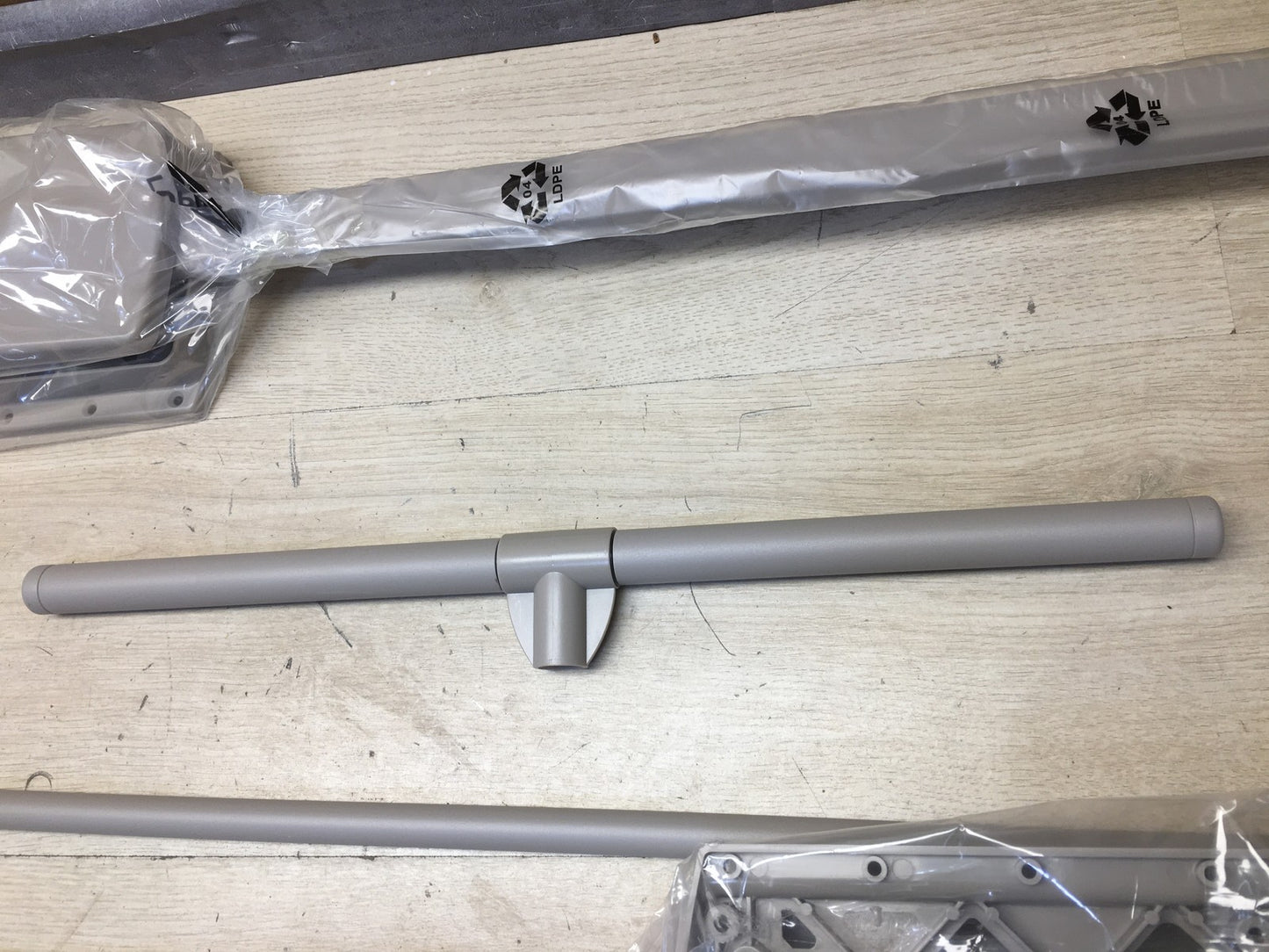 Emuca 9283849 Kleiderlift für Schrank, Ausziehbar 600-830mm Breite, I37552