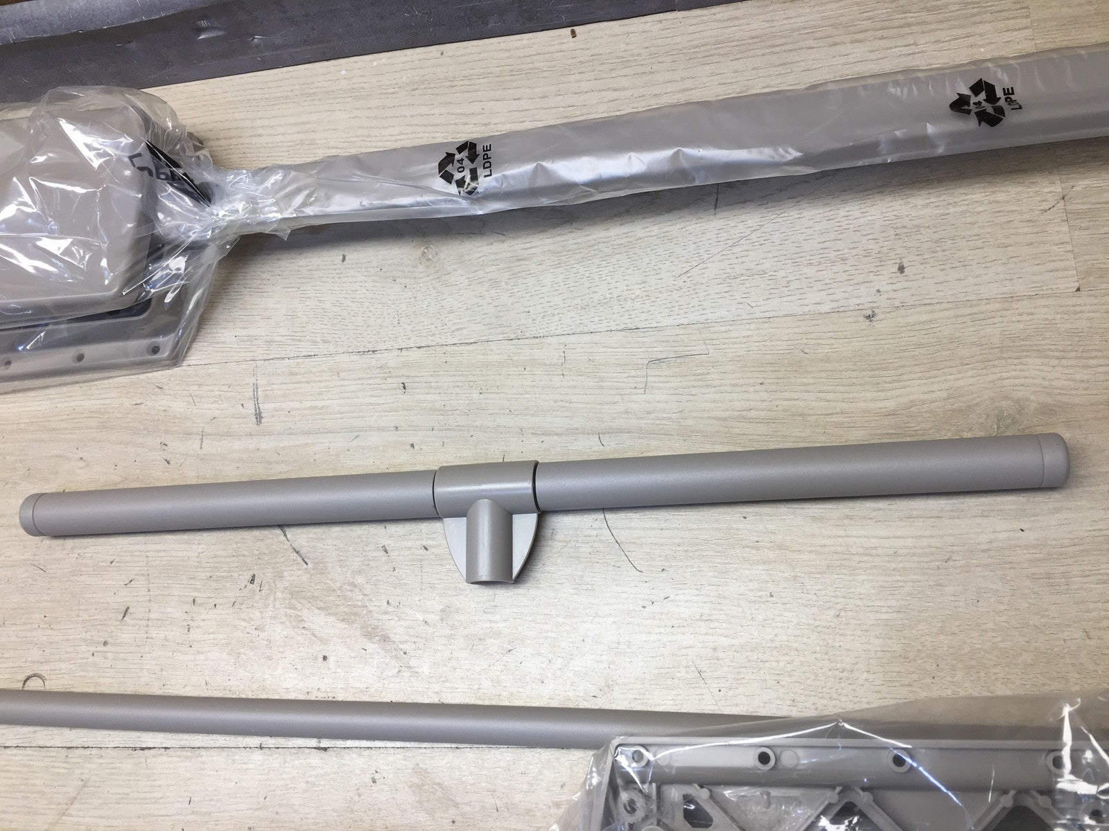 Emuca 9283849 Kleiderlift für Schrank, Ausziehbar 600-830mm Breite, I37552