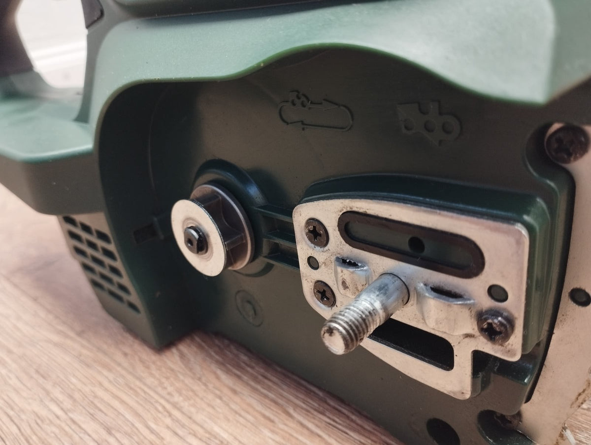 Bosch DIY UniversalChain 18 Akku-Kettensäge solo (06008B8001)