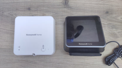 Honeywell Lyric T6R Wi-Fi Raumthermostat mit Empfängerbox, Tischhalter, I38687