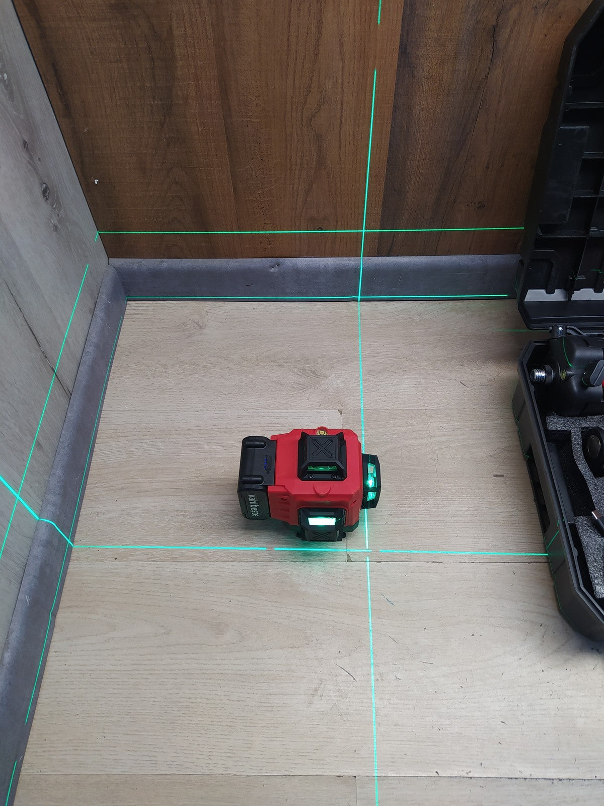 Vahlbeste Kreuzlinienlaser mit Stativ, Laser Wasserwaage mit 2xAkku, I37391