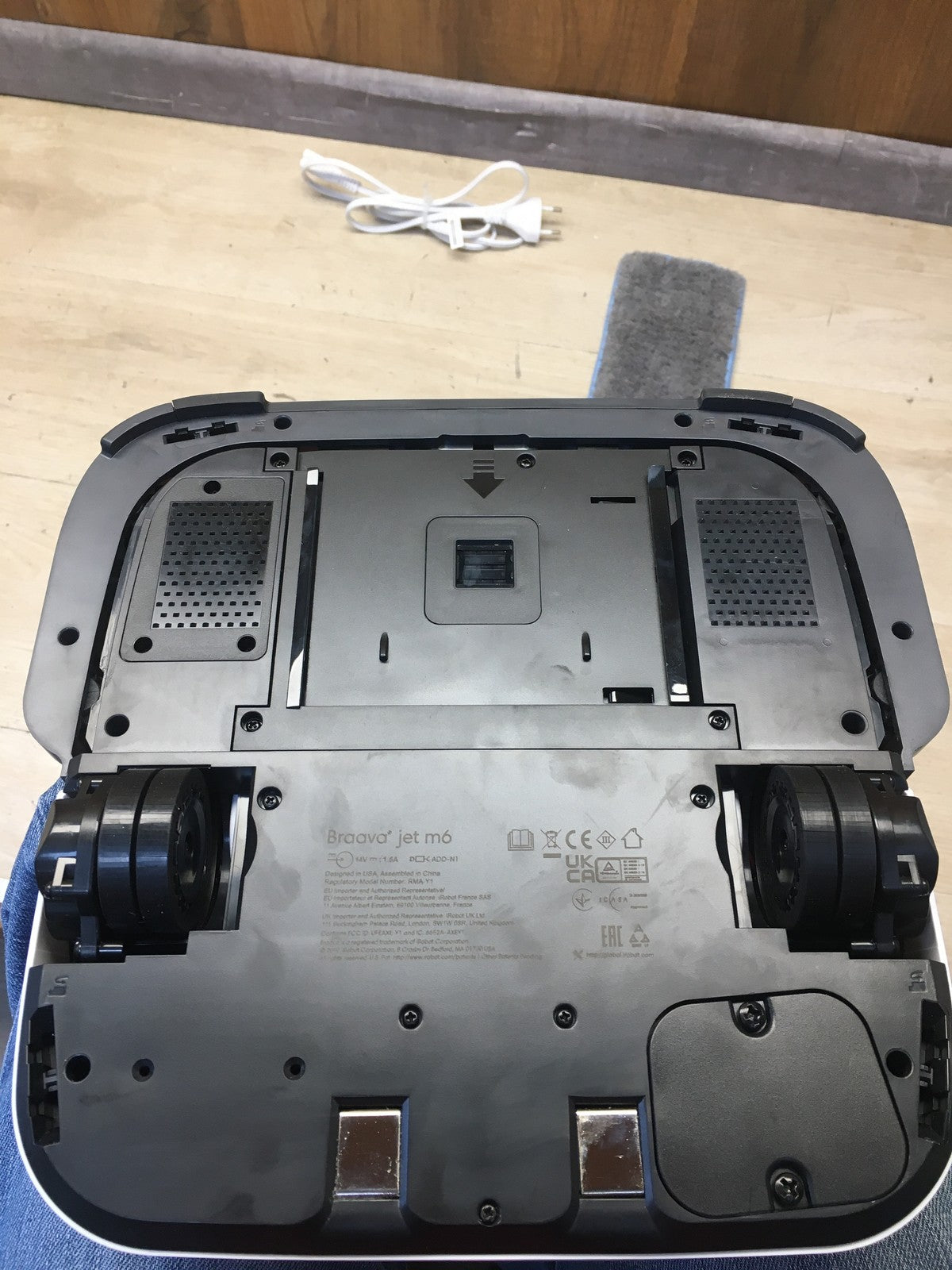 iRobot Braava Jet M6 Wischroboter mit Präzisions-Sprühstrahl RMA-Y1, I39133