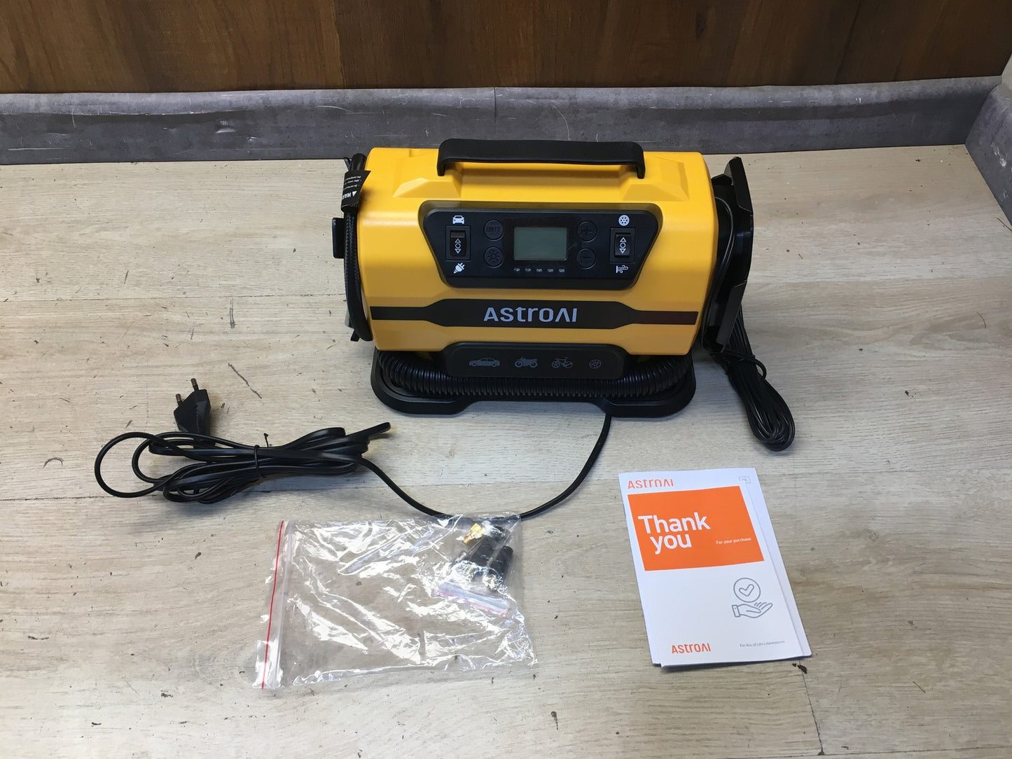 AstroAI ATJ-8366 Luftkompressor Auto 12V DC/230V AC Duale Stromquellen, I38169