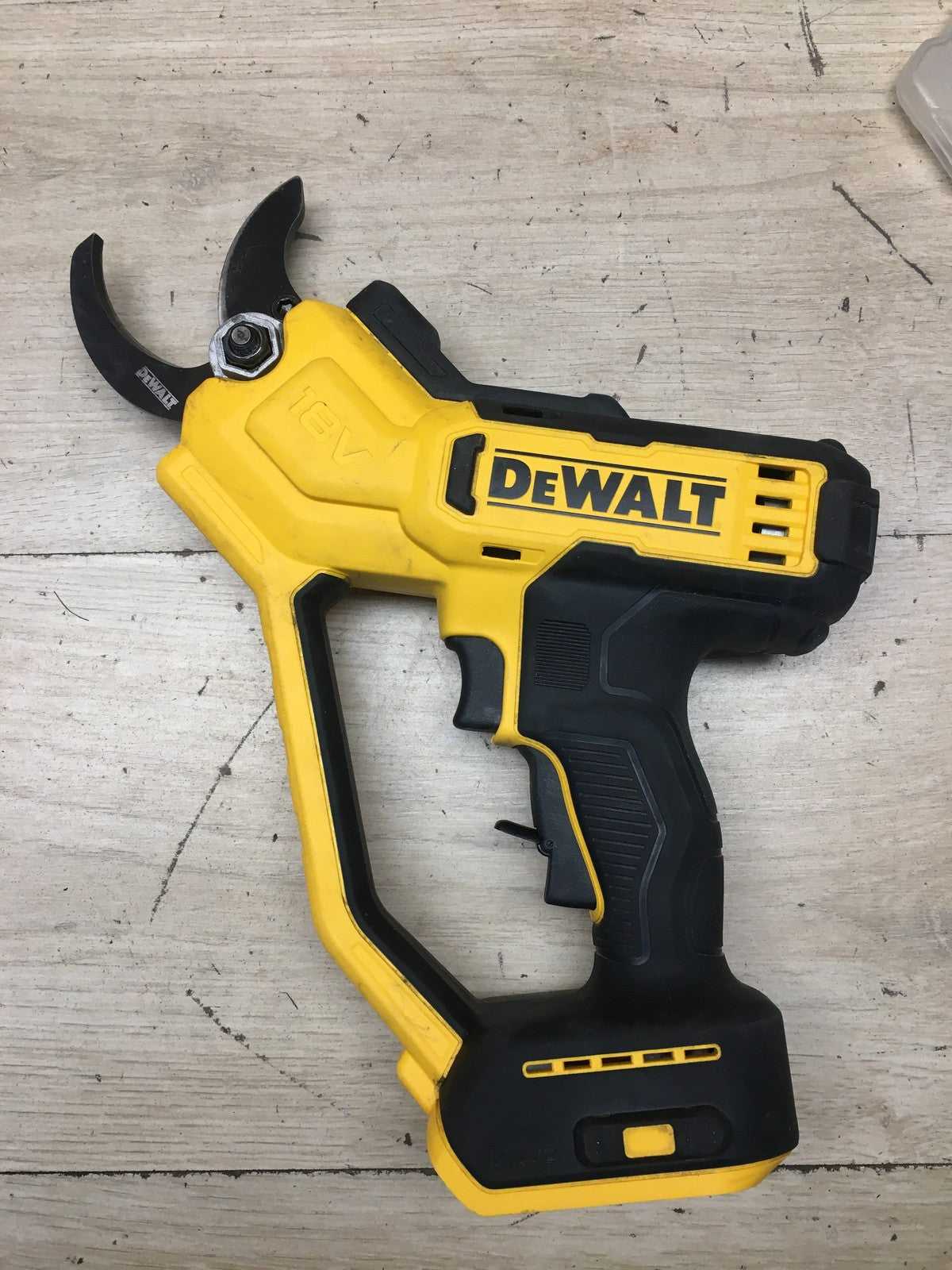 DEWALT Akku-Astschere DCMPP568 Solo (18V, 38 mm Schnittkapazität), I41025