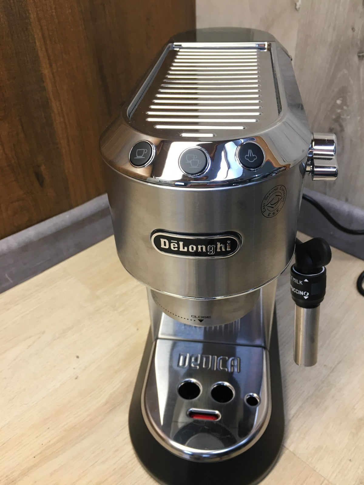 De'Longhi EC685.M Espressomaschine mit Milchaufschäumer, 1350W, I36306